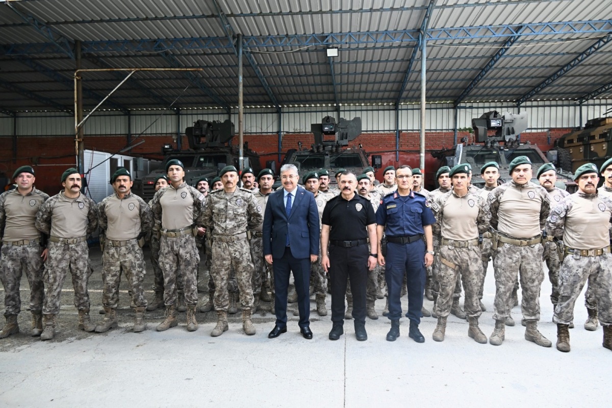 Suriye’de görev yapacak özel harekat polisleri Osmaniye’den dualarla uğurlandı