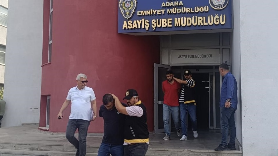 Adana’da kendilerini polis olarak tanıttıkları kişiyi dolandırıp 4 milyon 250 bin lira değerindeki altınlarını aldıkları belirlenen 2 şüpheli tutuklandı