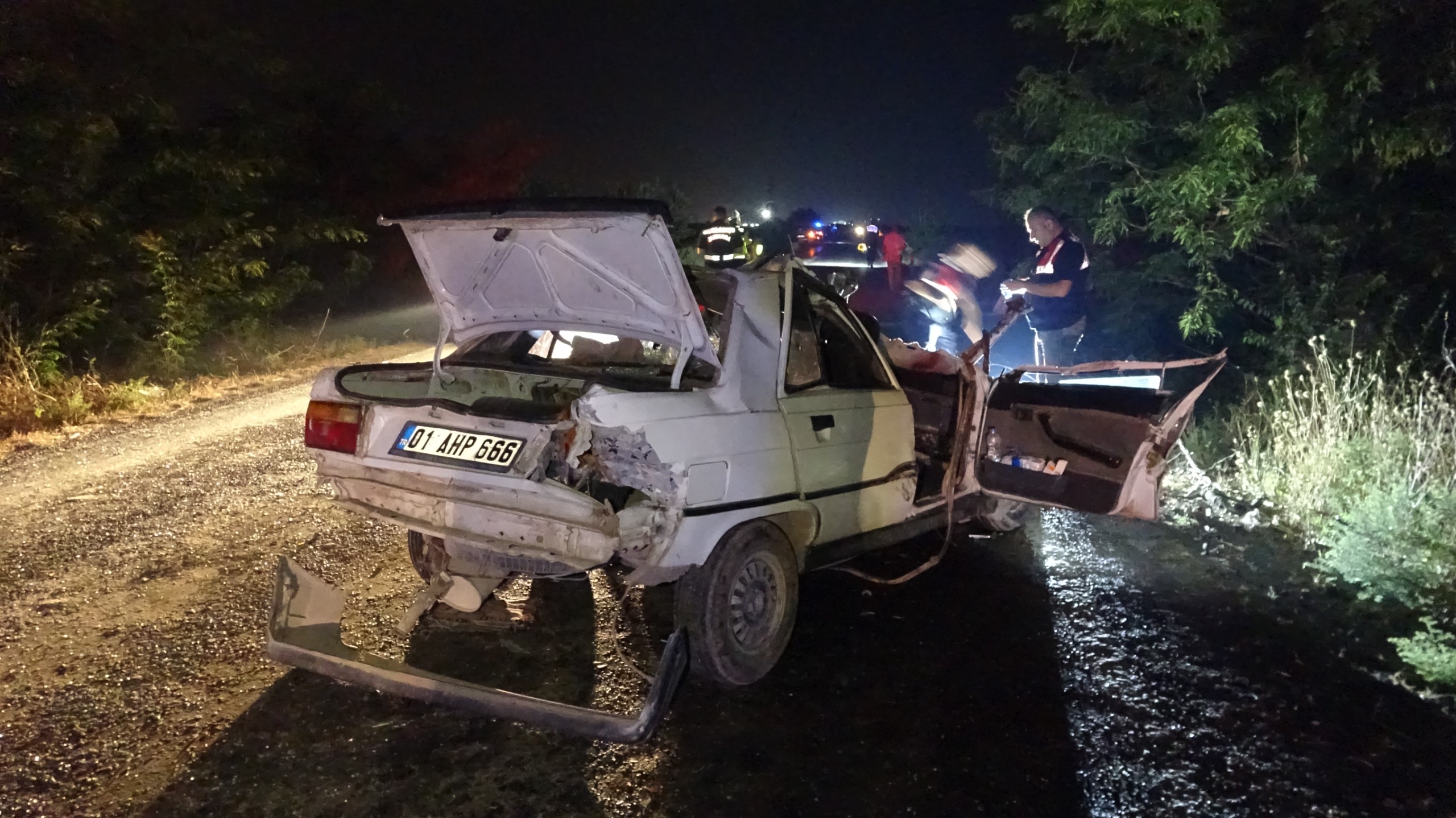 Adana’da otomobil ile kamyonet çarpıştı, 2’si ağır 4 kişi yaralandı