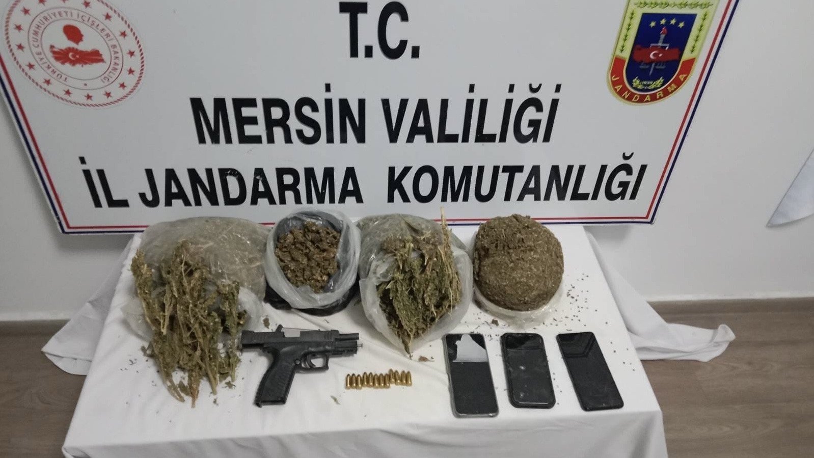 Mersin’de uyuşturucu ticareti yaptıkları iddiasıyla yakalanan 4 zanlıdan 3’ü tutuklandı