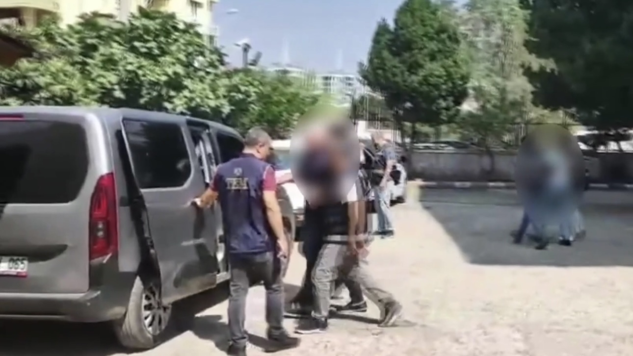 Adana’da yağmalama suçlarına karıştıkları iddiasıyla gözaltına alınan 2 şüpheliden 1’i tutuklandı