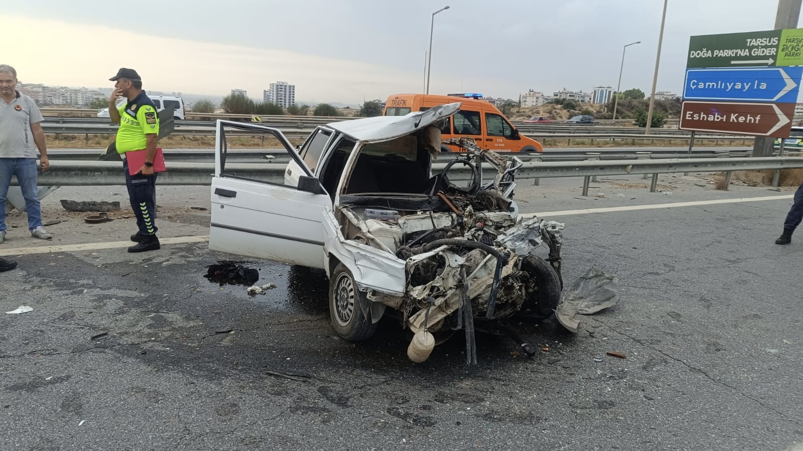 Mersin’de refüje çarpan otomobildeki 1 kişi öldü, 1 kişi yaralandı