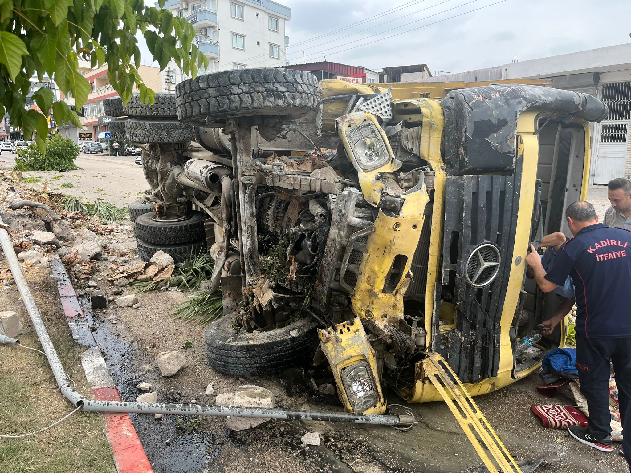 Osmaniye’de refüje çarpıp devrilen hafriyat kamyonunun sürücüsü yaralandı
