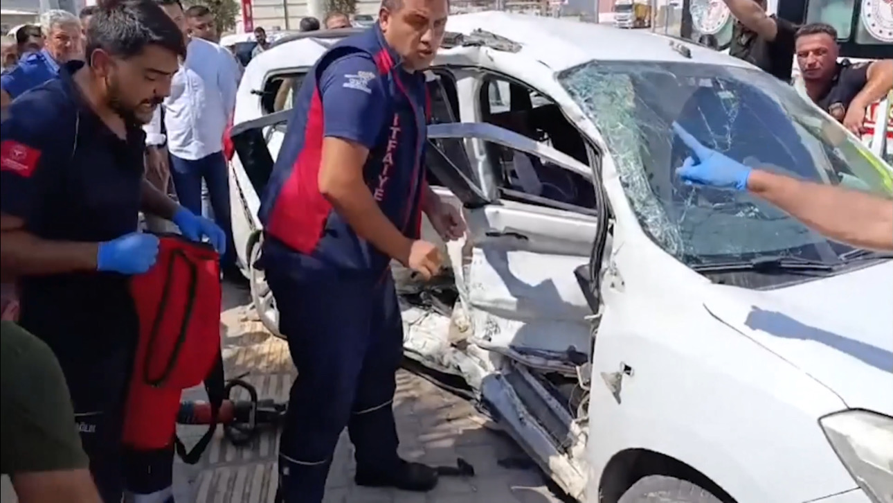 Hatay’da otomobil ile çekicinin çarpıştığı kazada 3 kişi öldü, 3 kişi yaralandı