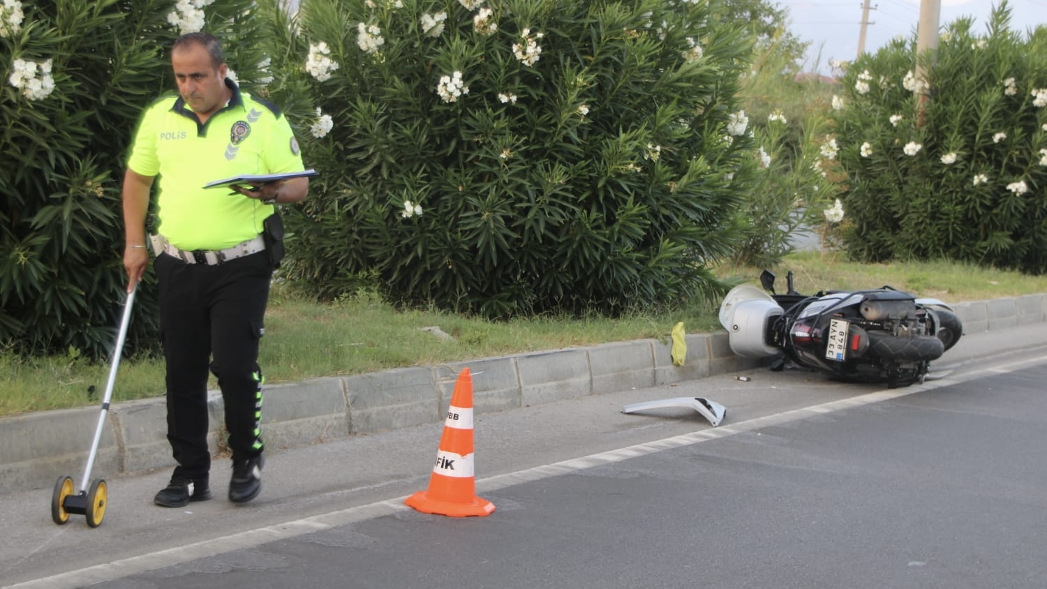 Mersin’de motosikletin çarptığı yaya ve sürücü yaralandı