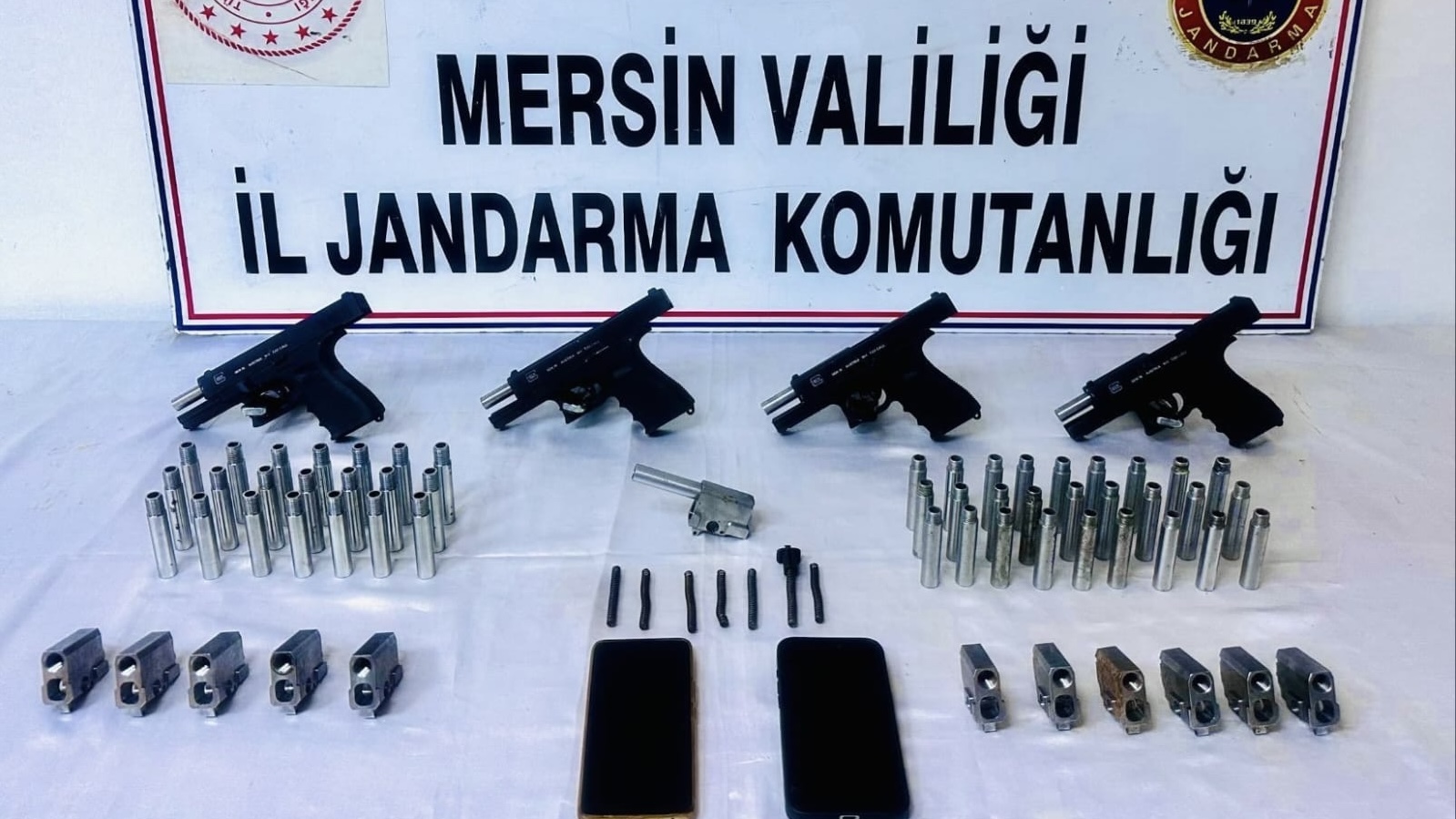 Mersin’de 70 tabanca ele geçirilen operasyona ilişkin bir suç örgütü elebaşı yakalandı