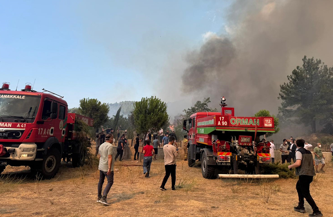 ÇANAKKALE’DE TARIM ARAZİSİNDE BAŞLAYIP ORMANA SIÇRAYAN YANGINA MÜDAHALE EDİLİYOR
