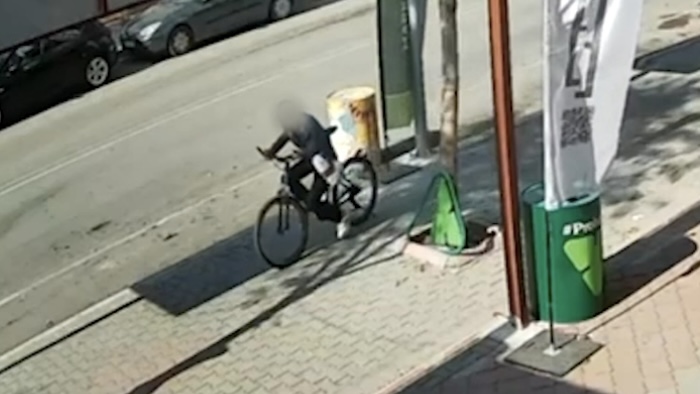 Adana’da iş yerinin önündeki bisikletin çalınması kamerada