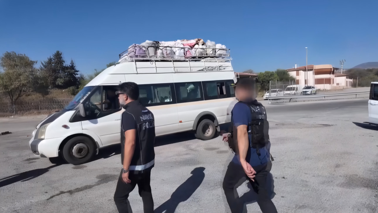 MERSİN’DE YOLCU MİNİBÜSÜNDE 35 KİLOGRAM UYUŞTURUCU ELE GEÇİRİLDİ