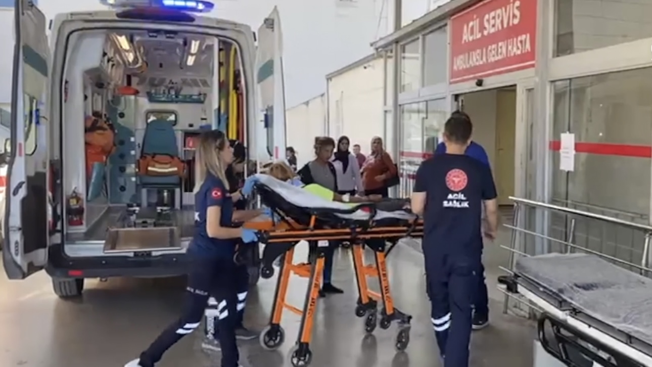 Adana’da kontrolden çıkarak kayaya çarpan minibüsteki 2 kişi yaralandı