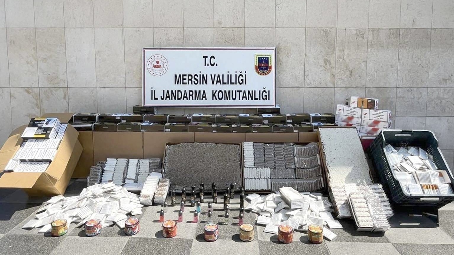 Mersin’de gümrük kaçağı tütün ürünleri ticareti yaptığı belirlenen 2 şüpheli gözaltına alındı