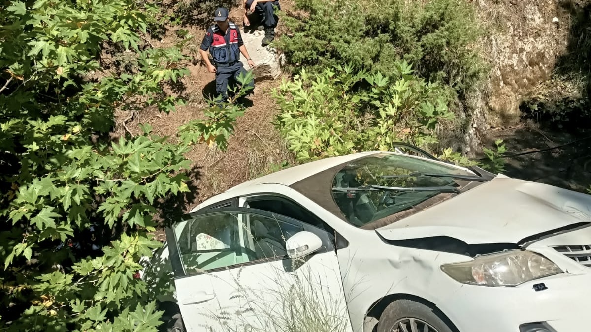 Adana’da uçuruma yuvarlanan otomobildeki 2 kişi yaralandı