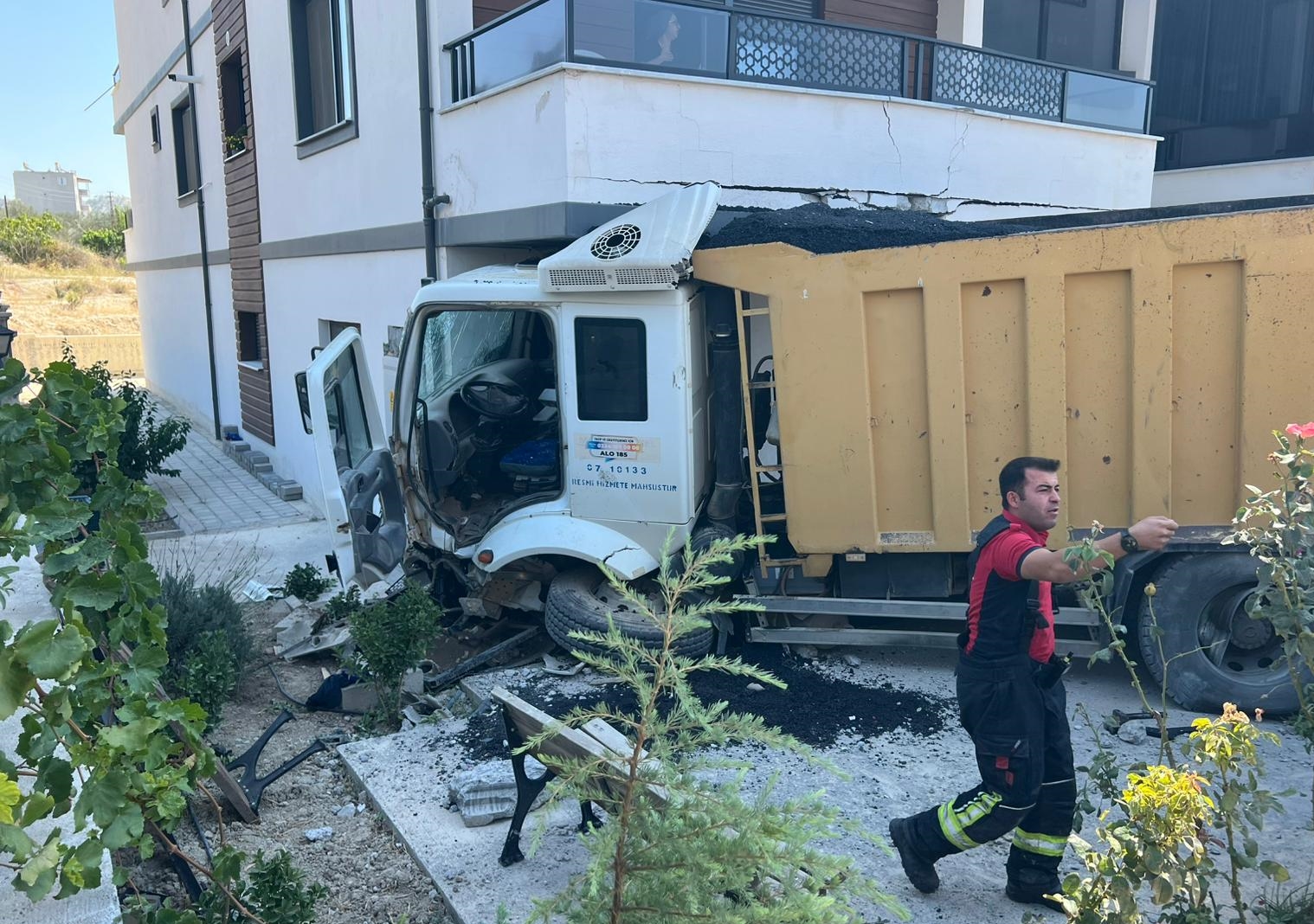 Mersin’de hafriyat kamyonu apartmanın balkonuna çarptı