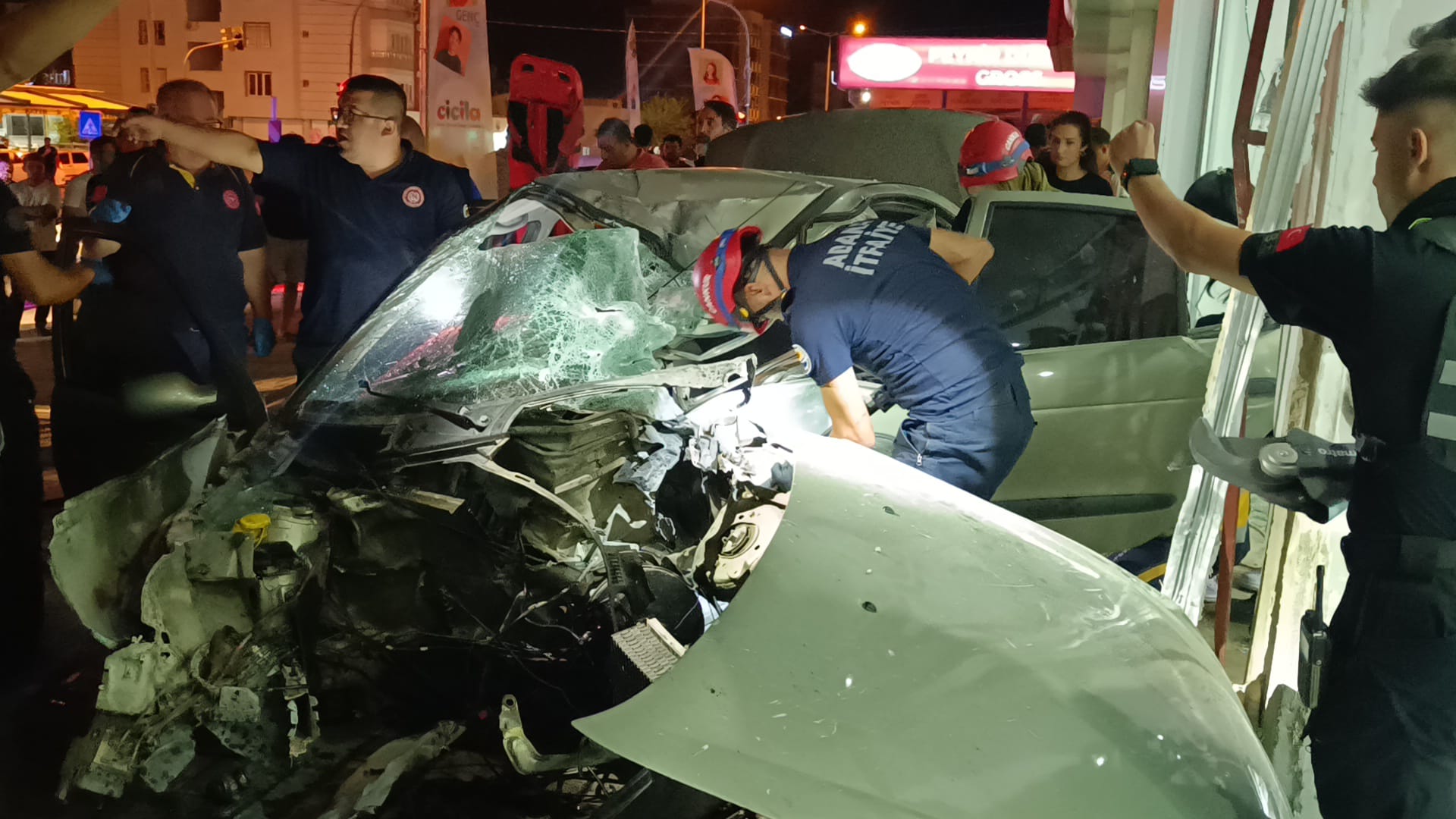 ADANA’DA BİR OTOMOBİL MOBİLYA MAĞAZASINA GİRDİ SÜRÜCÜ YARALANDI