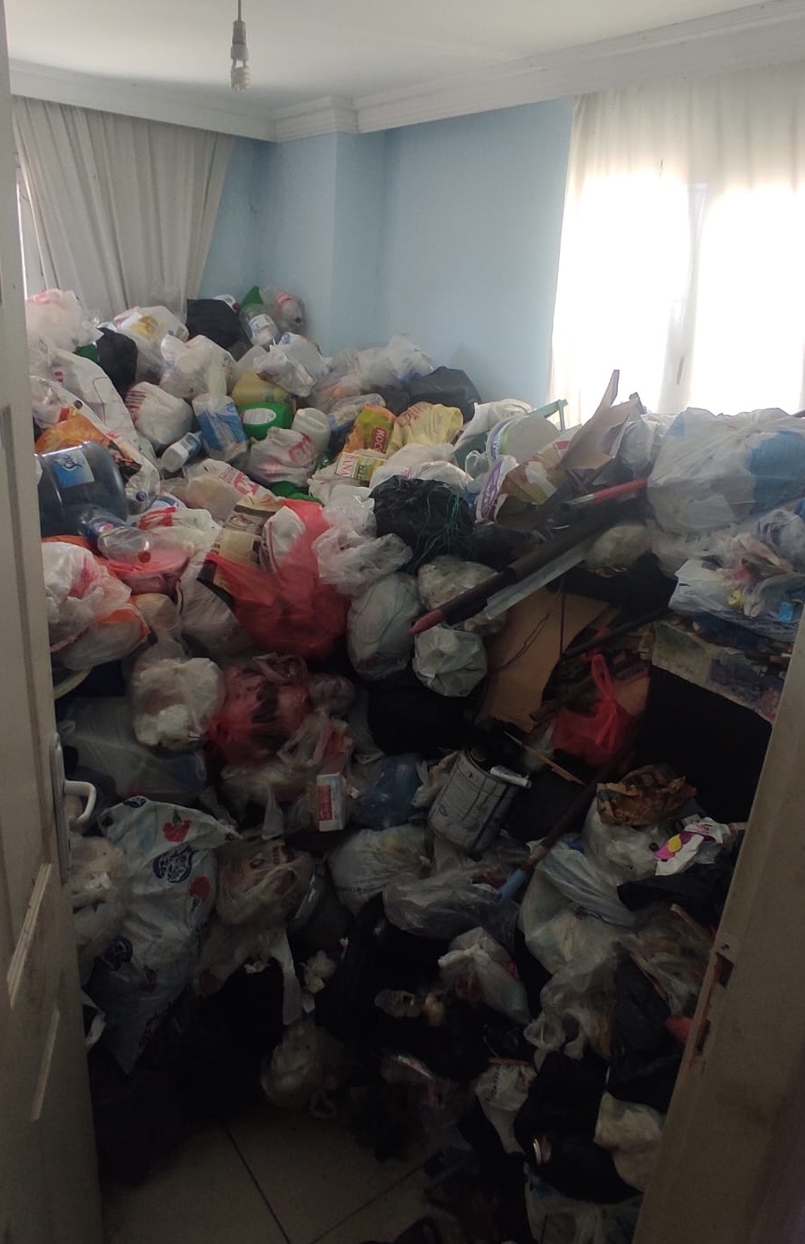 ADANA’DA VATANDAŞLARIN ŞİKAYETTE BULUNDUĞU EVDEN İKİ KAMYON ÇÖP ÇIKTI!