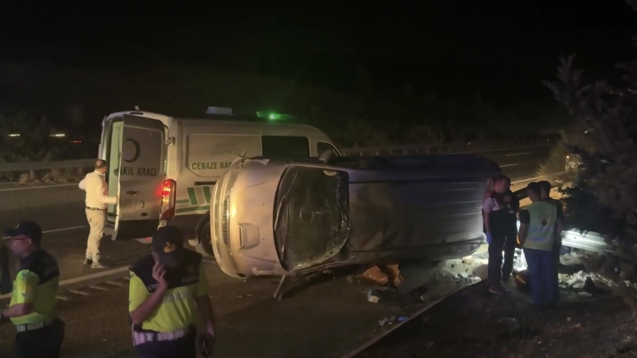 Gaziantep’te lastiği patlayan kamyonetin devrildiği kazada 2 kişi öldü, 8 kişi yaralandı