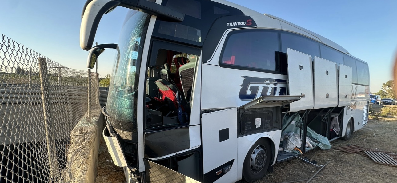 Mersin’de refüje çarpan yolcu otobüsündeki 4 kişi yaralandı