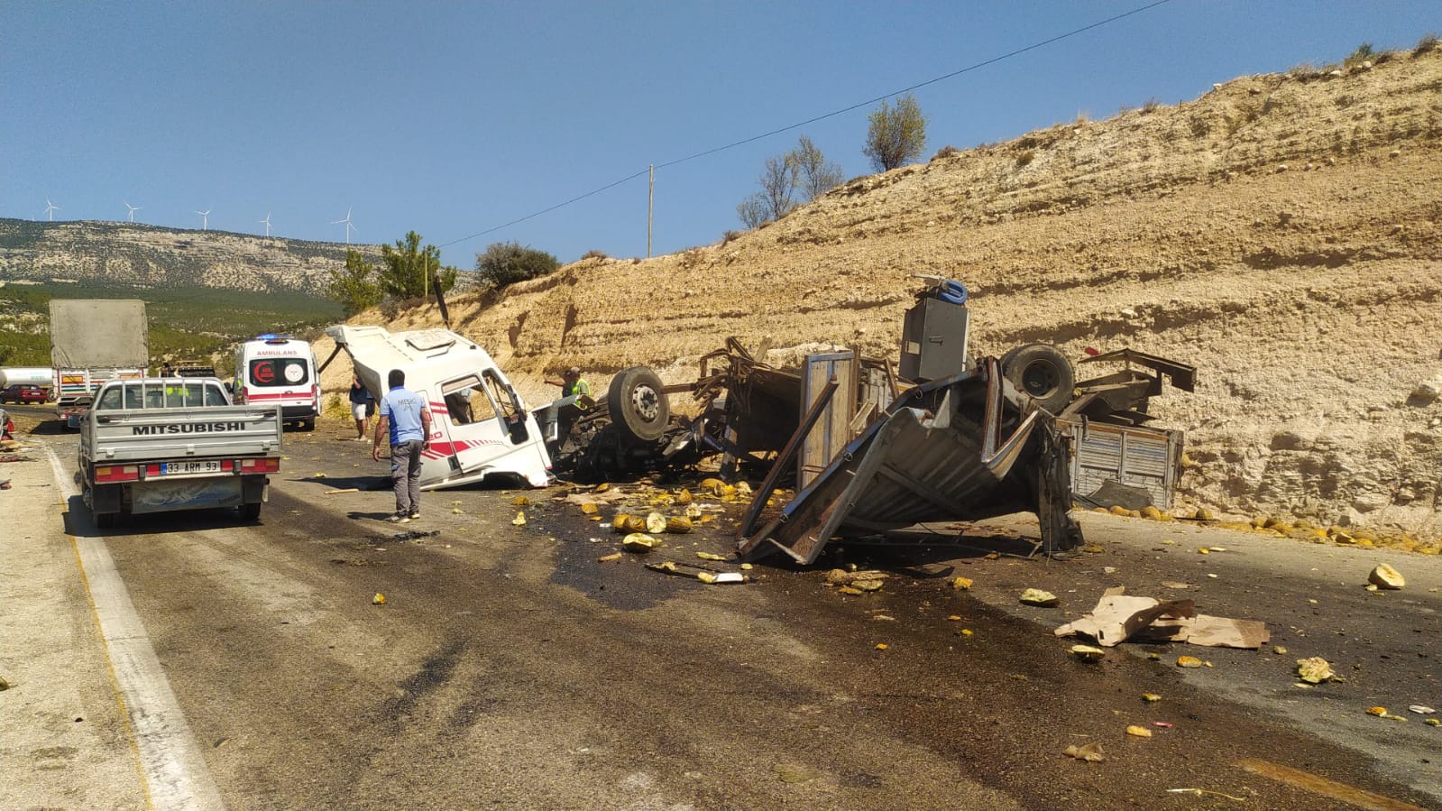 Mersin’de tır yolcu otobüsüne arkadan çarptı