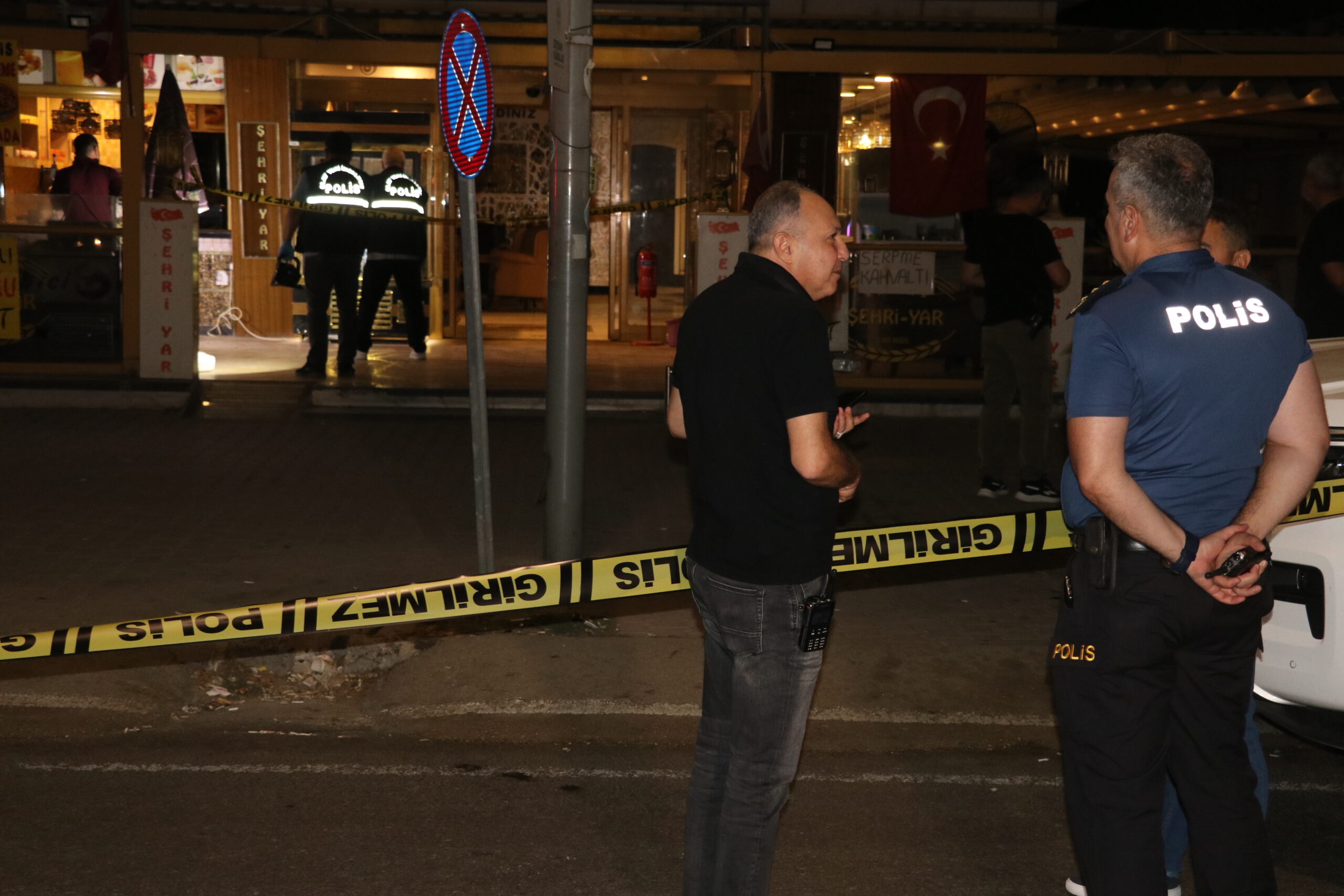 ADANA’DA PASTANEYE PİMİ ÇEKİLMEMİŞ EL BOMBASI ATILDI…