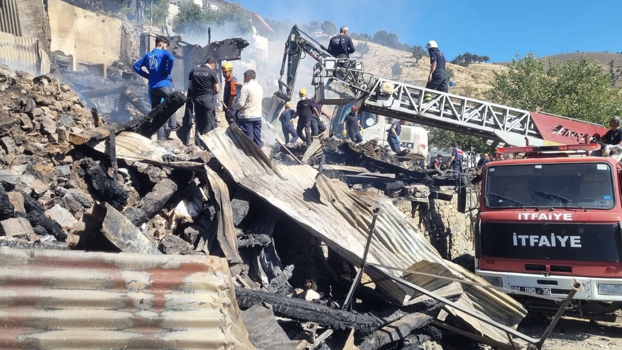 Adana’da yangın nedeniyle çöken evdeki 2 kişi hayatını kaybetti