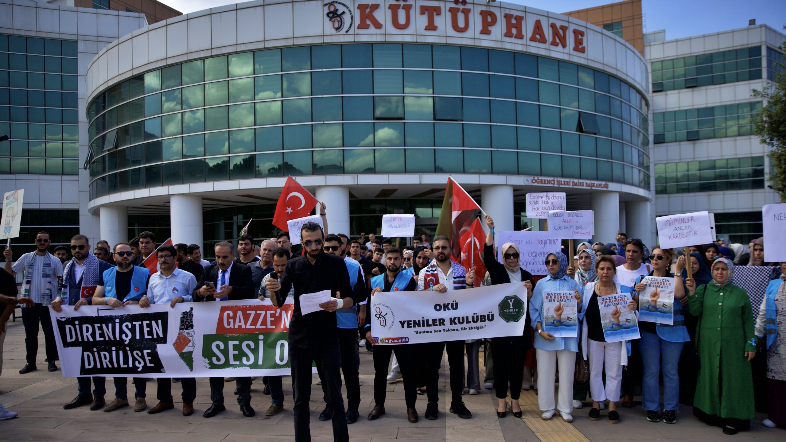 Osmaniye’de üniversite öğrencileri İsrail’in Filistin’e yönelik saldırılarını protesto etmek amacıyla yürüdü
