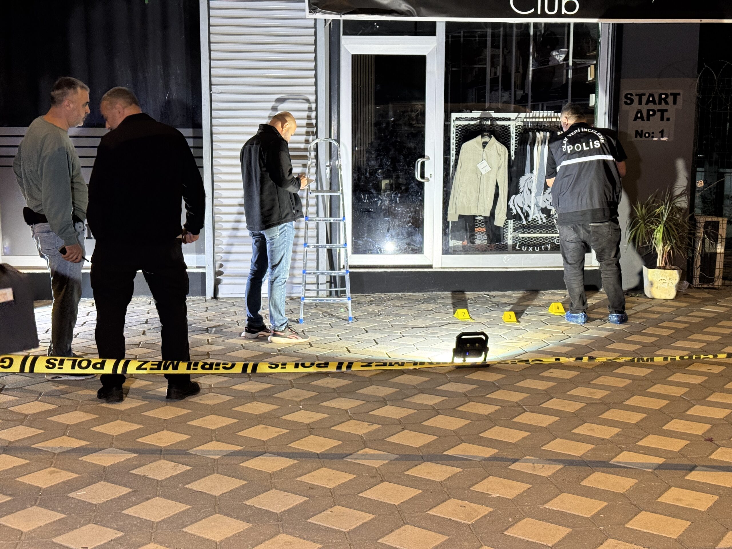 ADANA’DA İŞ YERİNE EL YAPIMI PATLAYICI ATILDI…