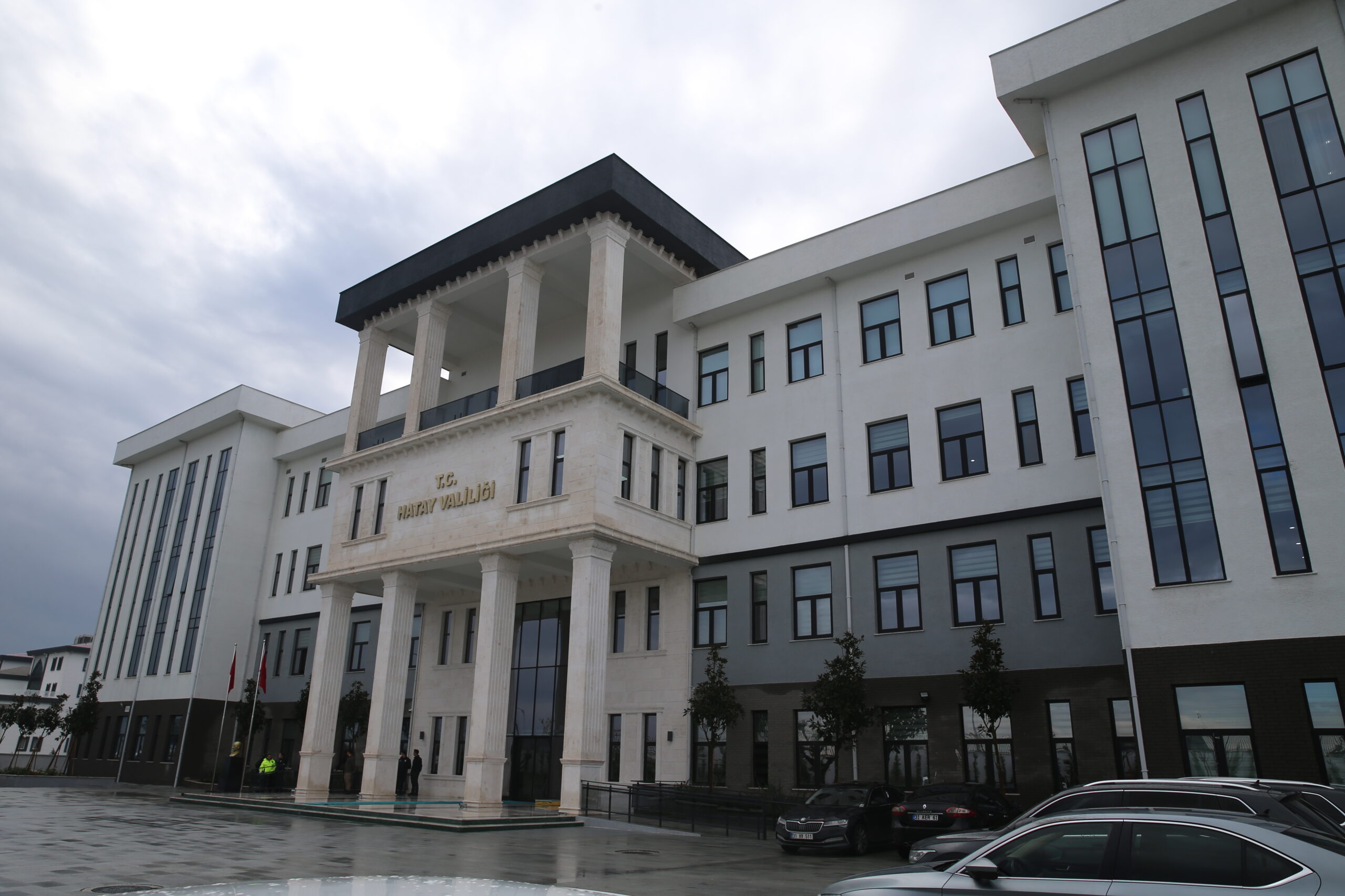 Hatay’da depremlerden sonra inşa edilen valilik binası basın mensuplarına tanıtıldı