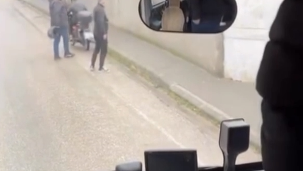 Adana’da işçi servisinin camını kaskla kıran motosiklet sürücüsünün ehliyetine süresiz el konuldu