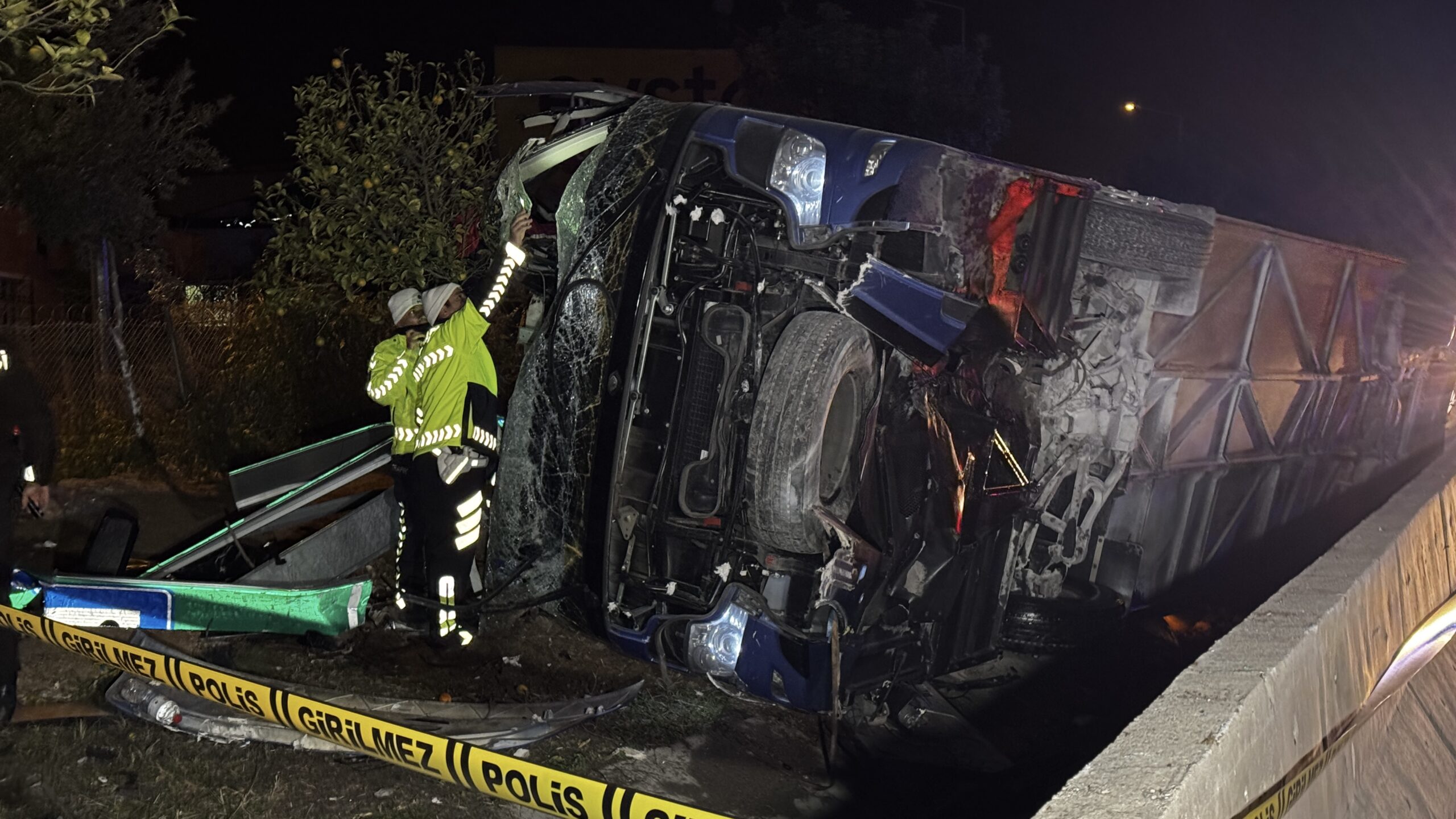 Adana’da yolcu otobüsünün devrilmesi sonucu 8 kişi yaralandı