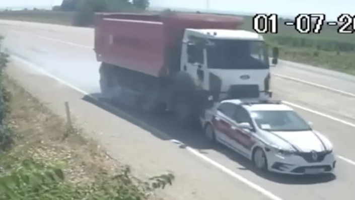 Adana’da kamyonun çarptığı jandarma trafik aracındaki bir personel yaralandı